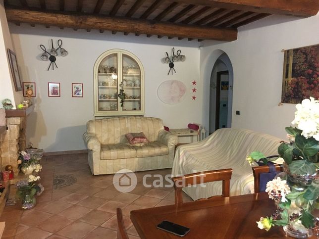 Casa indipendente in residenziale in 