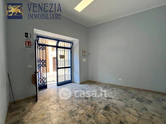 Ufficio in commerciale in 