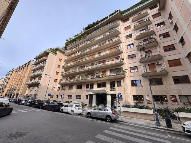 Appartamento in residenziale in Via Isidoro La Lumia