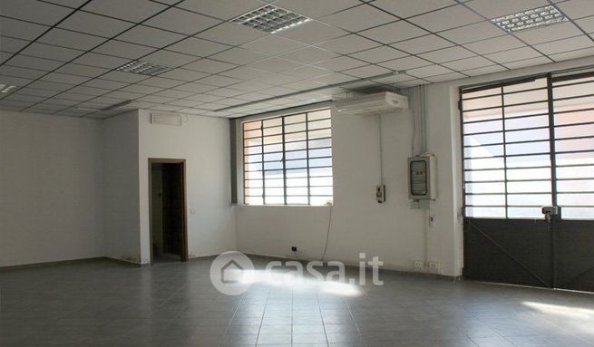Capannone in commerciale in