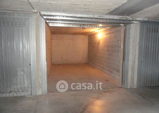 Box/posto auto in residenziale in Via Italia