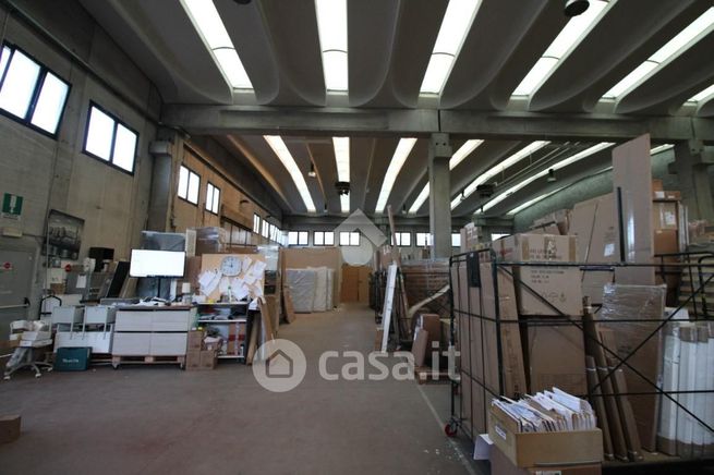 Capannone in commerciale in Via delle Industrie 1