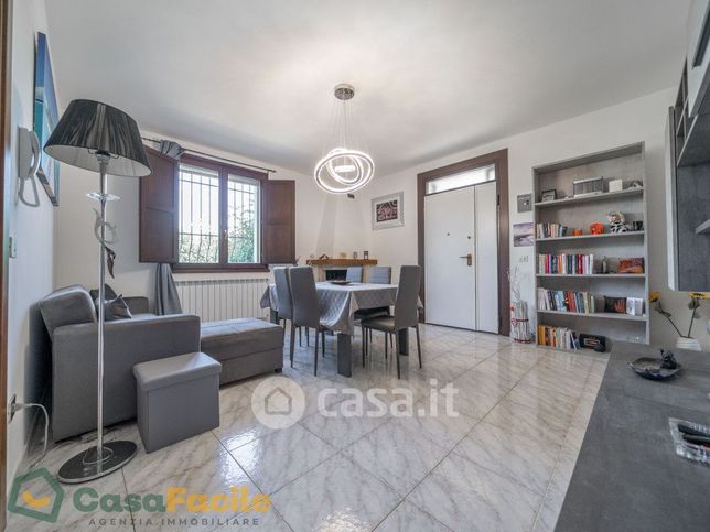 Casa bi/trifamiliare in residenziale in 
