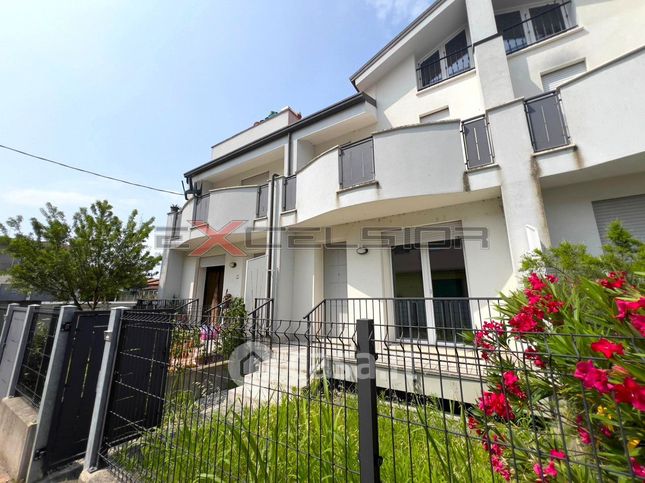 Villetta a schiera in residenziale in Via Lungo Adige