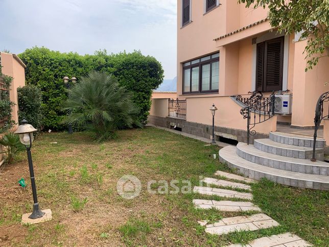 Casa bi/trifamiliare in residenziale in Via Aquila 18