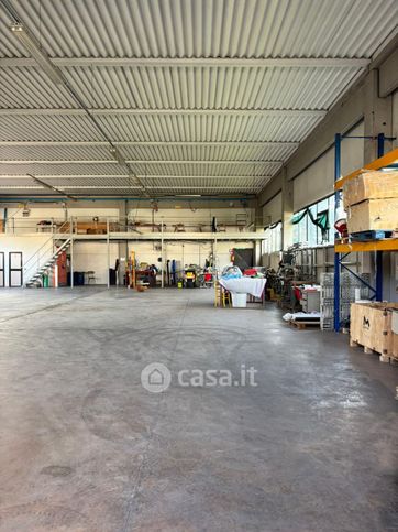 Capannone in commerciale in Via Aldo Moro