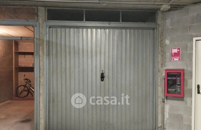 Box/posto auto in residenziale in Via F.lli Macario 59