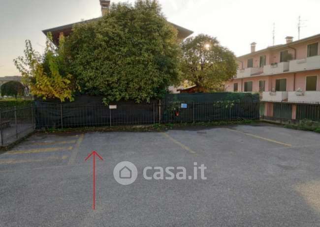 Box/posto auto in residenziale in Via Adamello