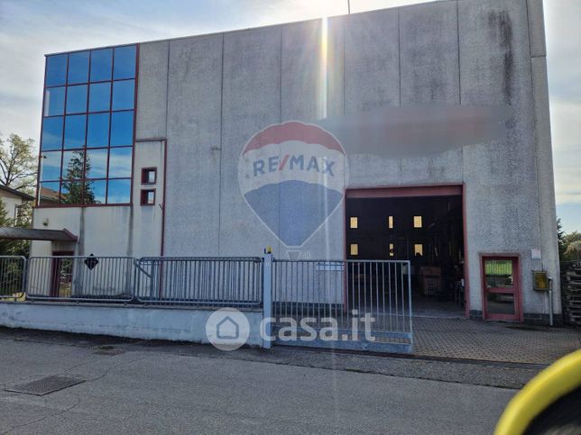 Capannone in commerciale in 