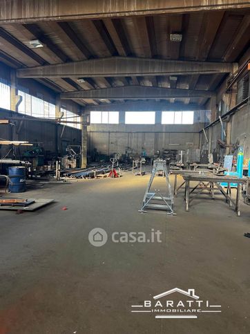 Capannone in commerciale in 