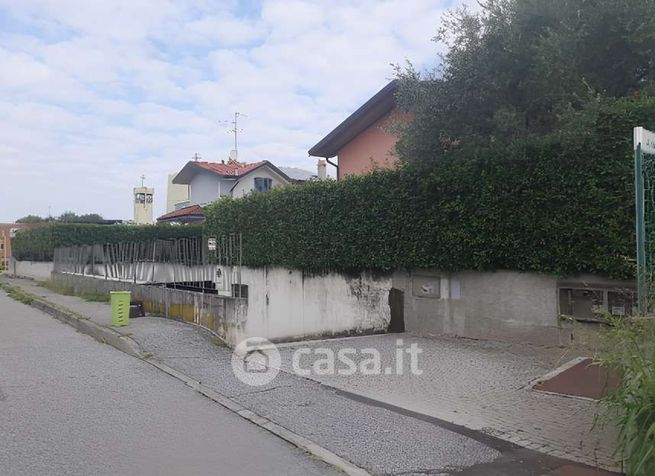 Box/posto auto in residenziale in Via Alessandro Volta 42