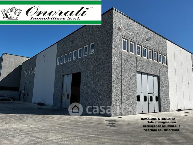 Capannone in commerciale in 