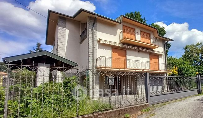 Casa indipendente in residenziale in 