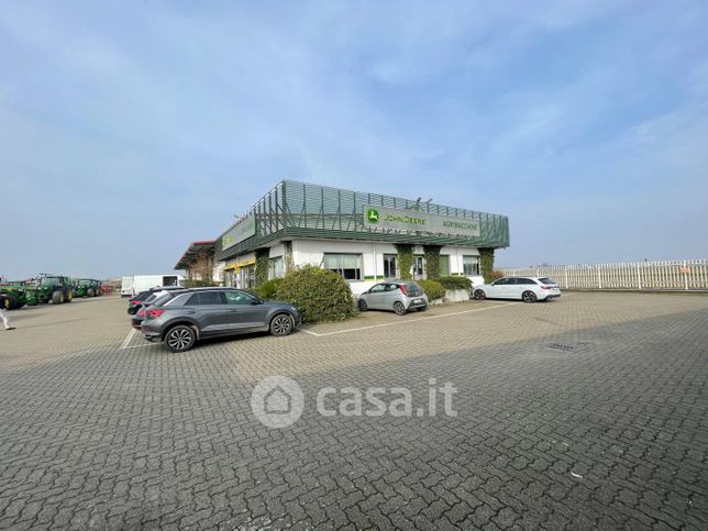 Capannone in commerciale in Tangenziale Ovest 31