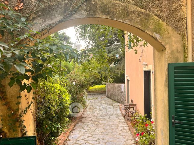 Casa indipendente in residenziale in Via San Luca D'Albaro 9 A