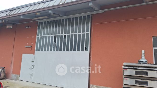 Capannone in commerciale in 