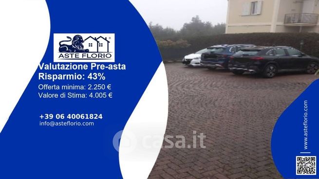 Box/posto auto in residenziale in Strada Vicinale Costa di Vho