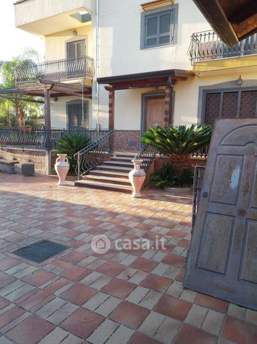 Villetta a schiera in residenziale in Via Domitiana 198