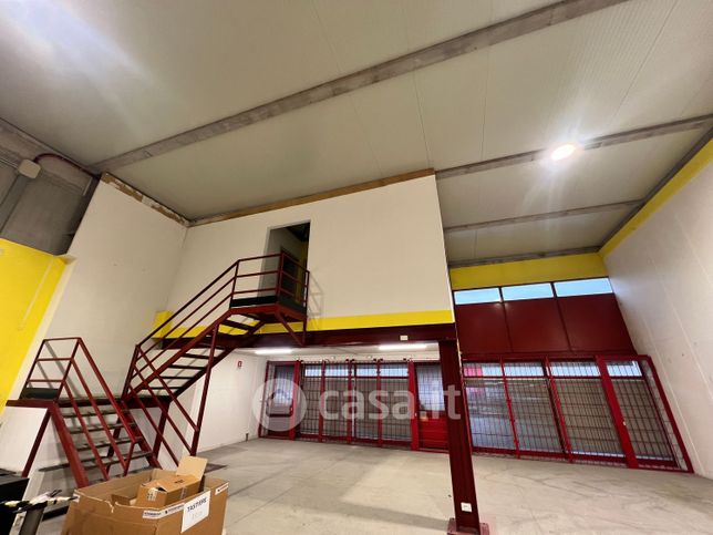 Capannone in commerciale in Via C. Battisti 278 A