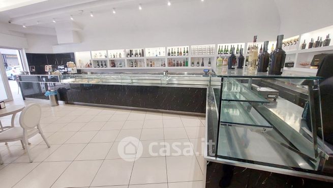 Attivitã /licenza (con o senza mura) in commerciale in Via Filippo Turati