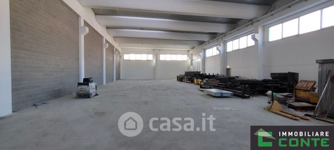 Capannone in commerciale in Via Vittoria 39 a