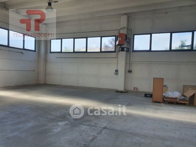 Capannone in commerciale in Strada Senza Nome