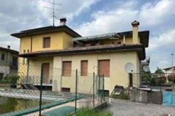 Appartamento in residenziale in Via I. Nievo 18