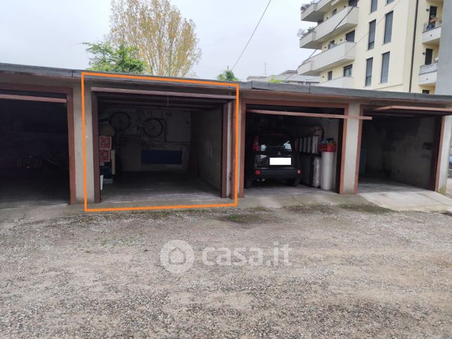 Box/posto auto in residenziale in Via Trieste 39