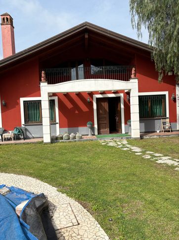 Villa in residenziale in Via dei Pini 1