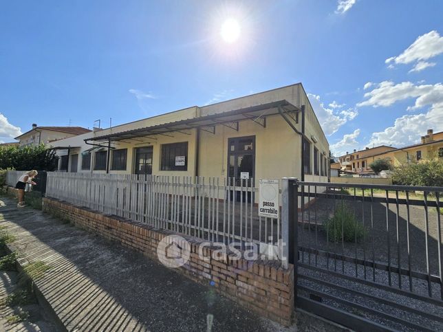 Capannone in commerciale in Via Don G. Morosini 27