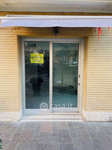 Negozio/locale commerciale in commerciale in Via Nino Bixio