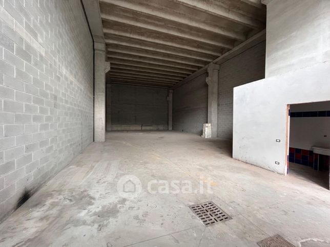 Capannone in commerciale in Via delle Moie