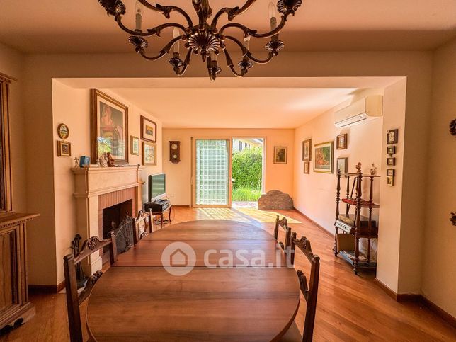 Casa indipendente in residenziale in Via Venezia 19