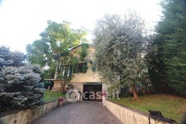 Villa in residenziale in Via Maggini 49