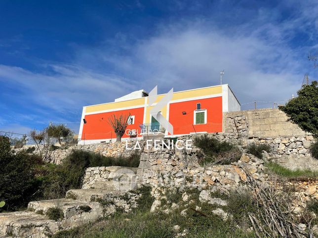 Casa bi/trifamiliare in residenziale in Contrada Tagaro