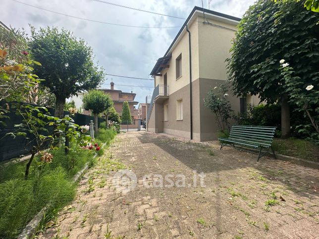 Casa bi/trifamiliare in residenziale in 