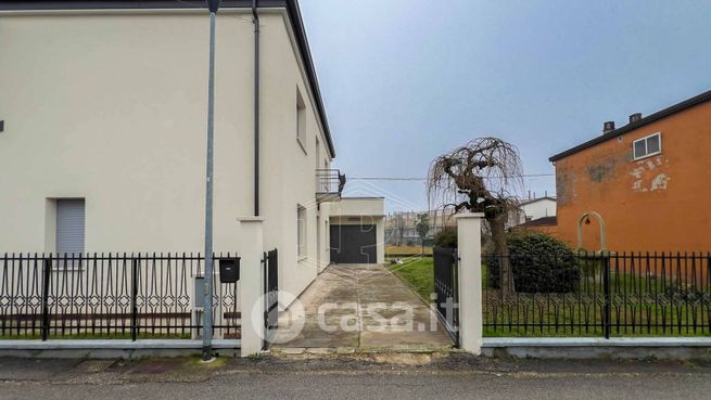 Casa indipendente in residenziale in Via G. Pascoli 11