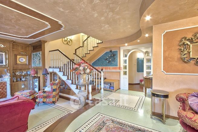 Casa bi/trifamiliare in residenziale in 