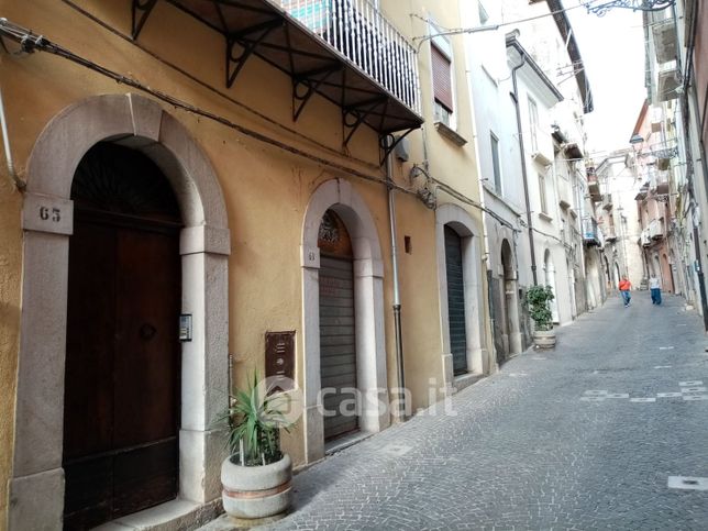 Negozio/locale commerciale in commerciale in Via Sant'Antonio Abate 63