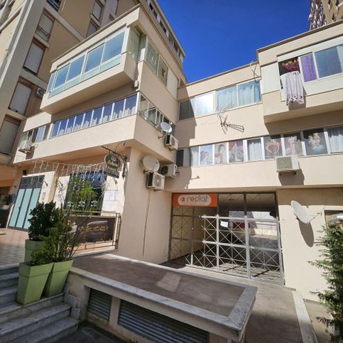 Ufficio in commerciale in Via Mariano d'Amelio 78