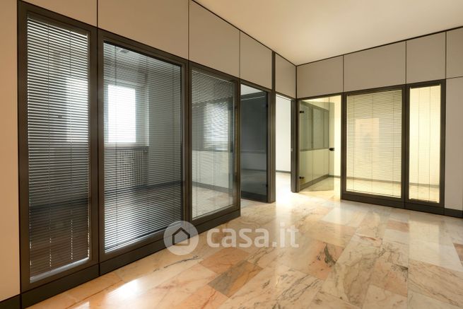 Ufficio in commerciale in Via Bezzecca 22