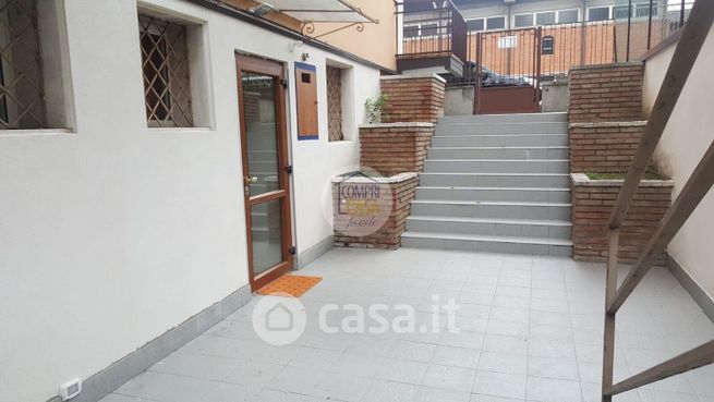 Ufficio in commerciale in Via Tevere 52