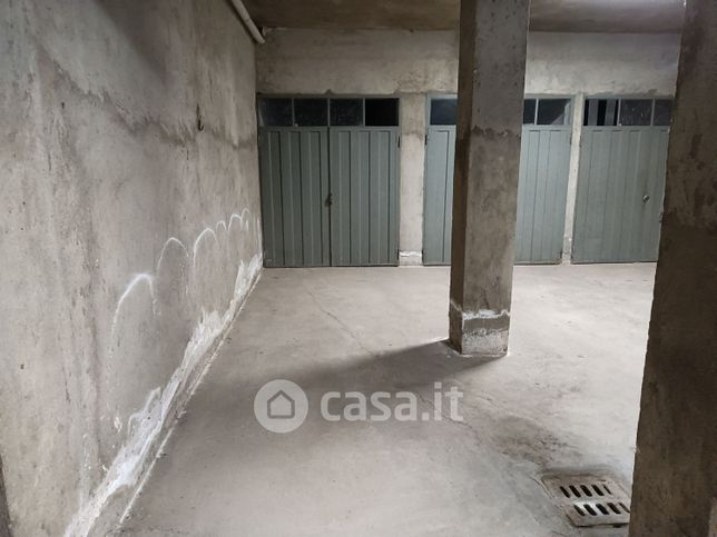 Box/posto auto in residenziale in Via Benedetto Alfieri 11