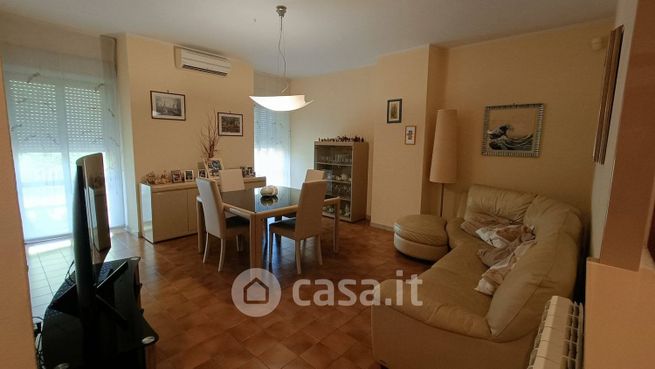 Casa bi/trifamiliare in residenziale in Via Sciarretta 7