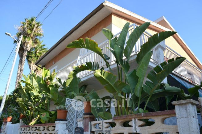 Casa bi/trifamiliare in residenziale in Via delle Magnolie