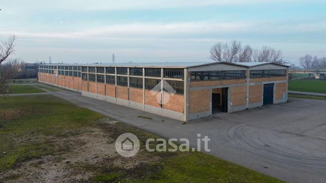 Capannone in commerciale in 