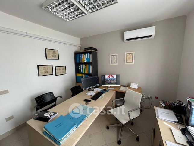 Ufficio in commerciale in Viale Sardegna 1