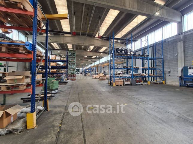 Capannone in commerciale in Via Quercioli 3