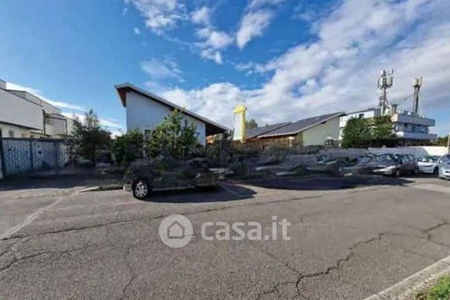 Box/posto auto in residenziale in Via Pietro Romani 43 /A