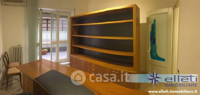Ufficio in commerciale in 